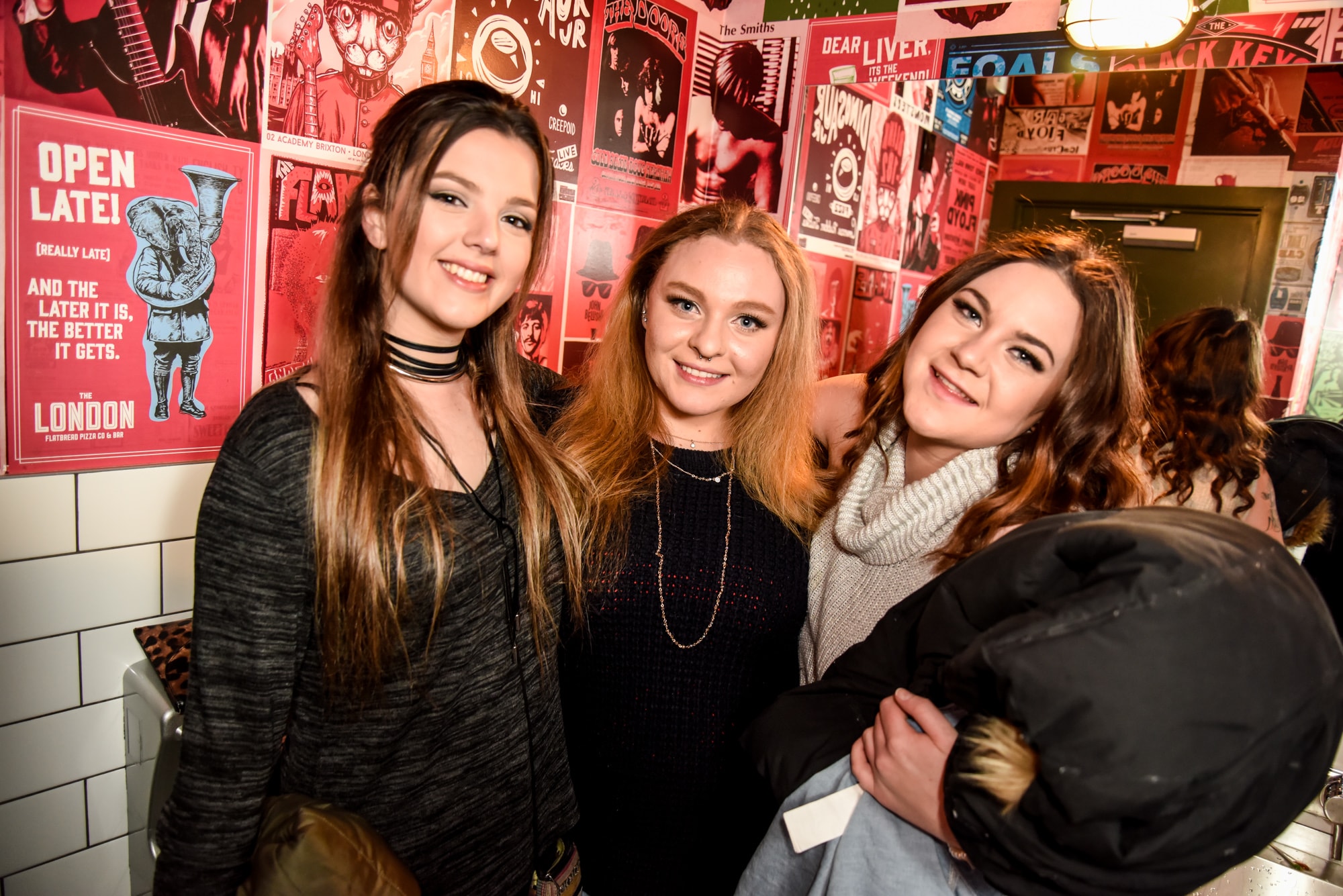 Pretty Girls Partying London Bar Queenstown Big Night Out Pub Crawl 